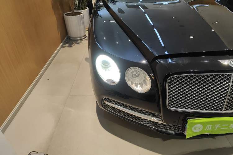 Used Bentley Flying Spur 2010 6.0T Five-Seat Version Right Front Headlight