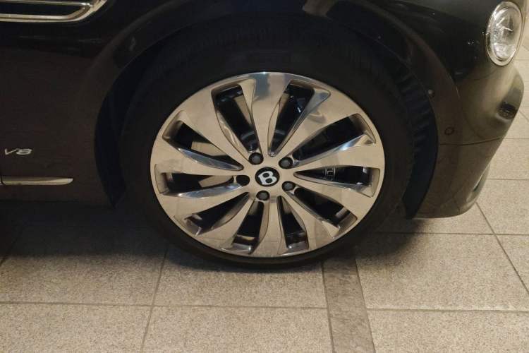 Used Bentley Flying Spur 2021 4.0T V8 Standard Edition Right Front Wheel Hub