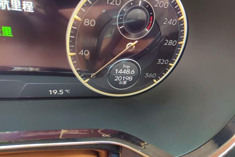 Used Bentley Flying Spur Plug-in Hybrid 2022 2.9T V6 Hybrid Odometer Close Up