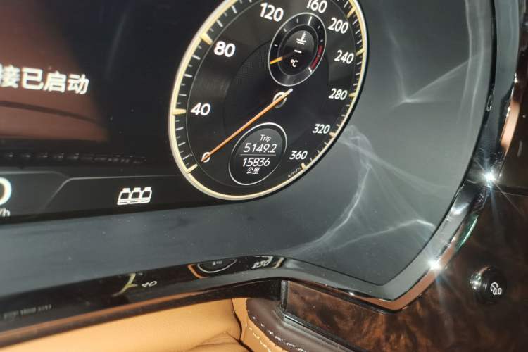 Used Bentley Flying Spur Plug-in Hybrid 2022 2.9T V6 Hybrid Odometer Close Up