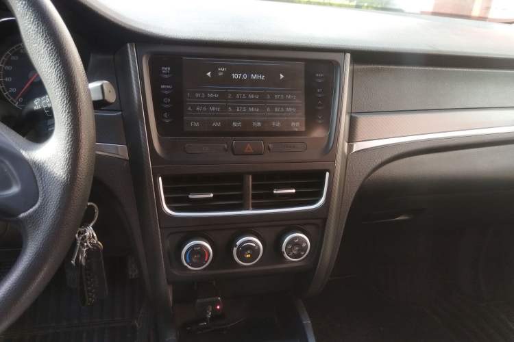 Used Bestune B30 2016 1.6L manual Comfort trim level Audio And AC Panel