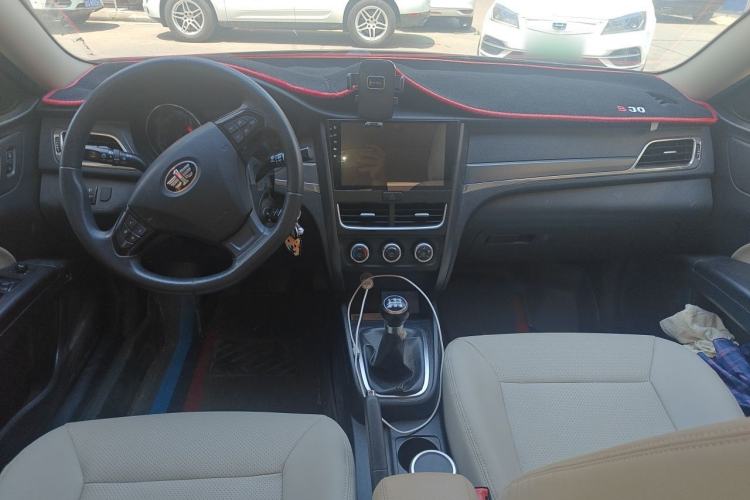 Used Bestune B30 2016 1.6L manual luxury version Center Console
