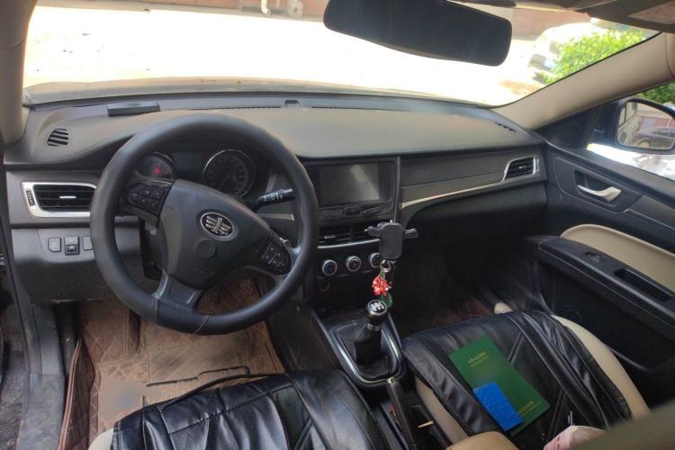 Used Bestune B30 2016 1.6L manual luxury version Center Console