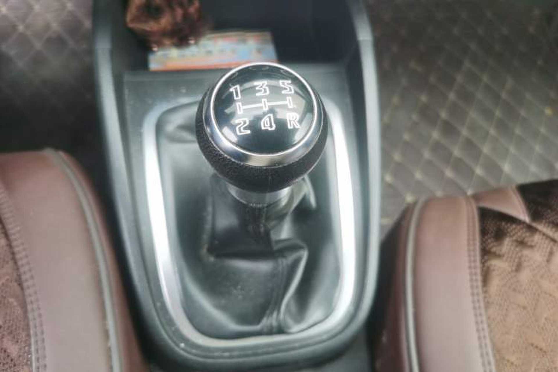 Used Bestune B30 2016 1.6L manual Comfort trim level Gear Lever