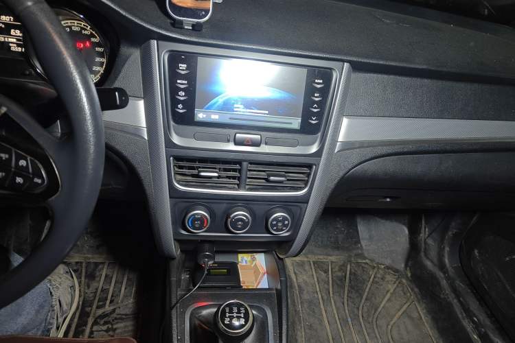 Used Bestune B30 2016 1.6L manual luxury version Audio And AC Panel