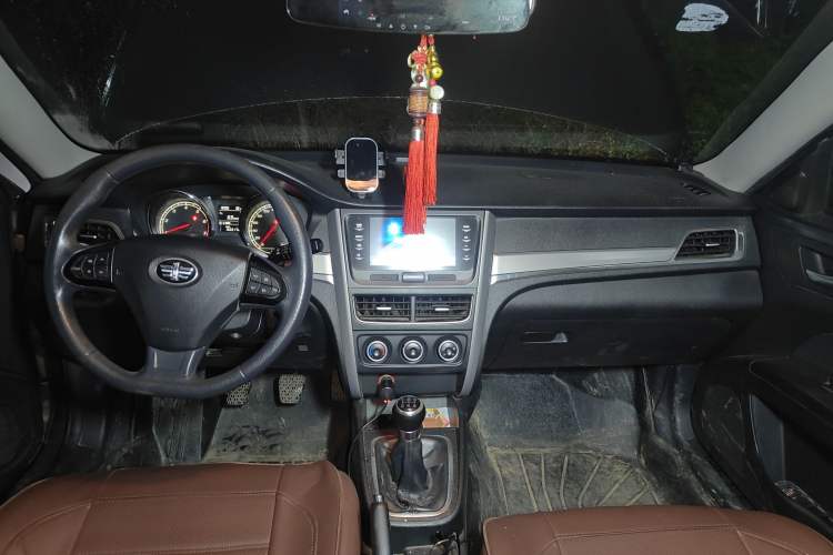 Used Bestune B30 2016 1.6L manual luxury version Center Console
