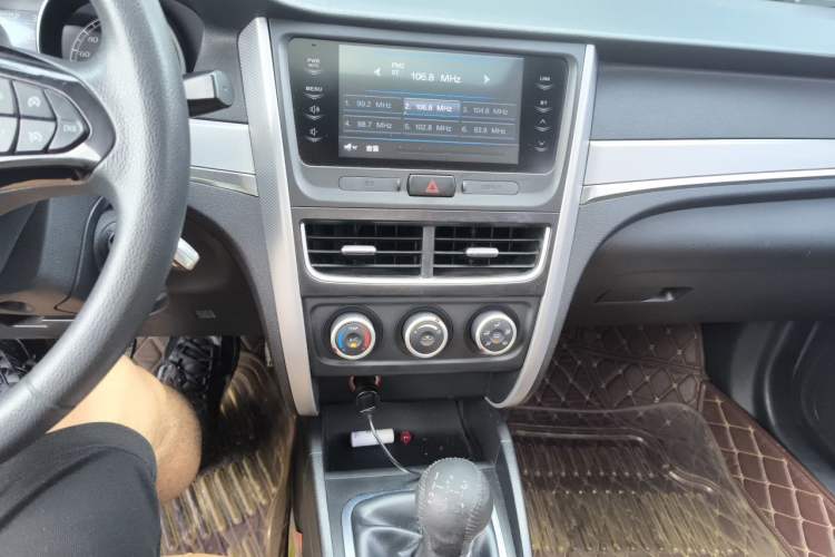 Used Bestune B30 2016 1.6L manual luxury version Audio And AC Panel