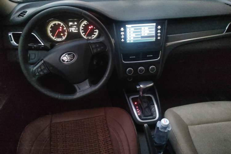 Used Bestune B30 2016 1.6L Automatic Premium Edition Center Console