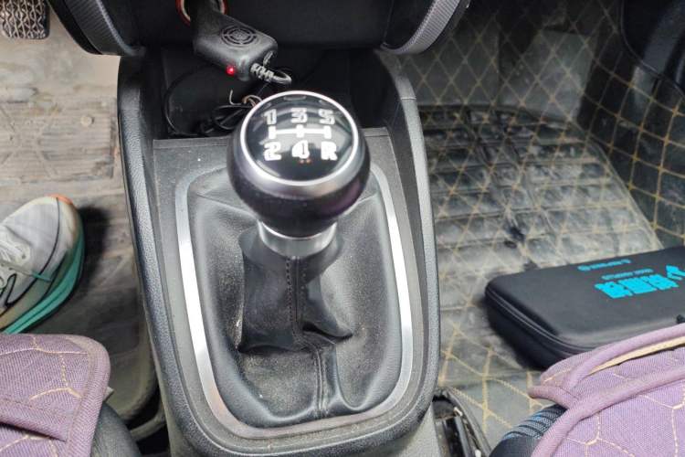 Used Bestune B30 2016 1.6L manual Comfort trim level Gear Lever