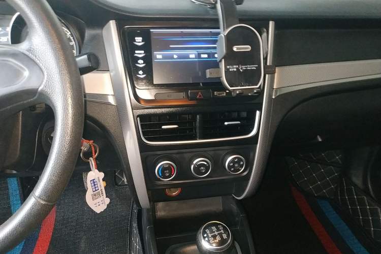 Used Bestune B30 2016 1.6L manual Comfort trim level Audio And AC Panel