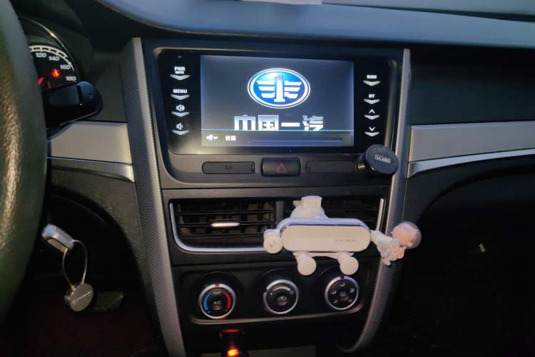 Used Bestune B30 2016 1.6L Automatic Luxury Model Audio And AC Panel