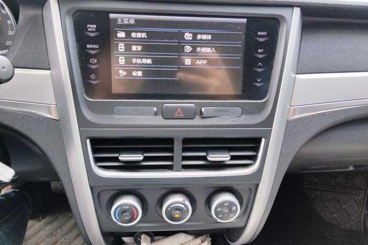 Used Bestune B30 2016 1.6L manual luxury version Audio And AC Panel