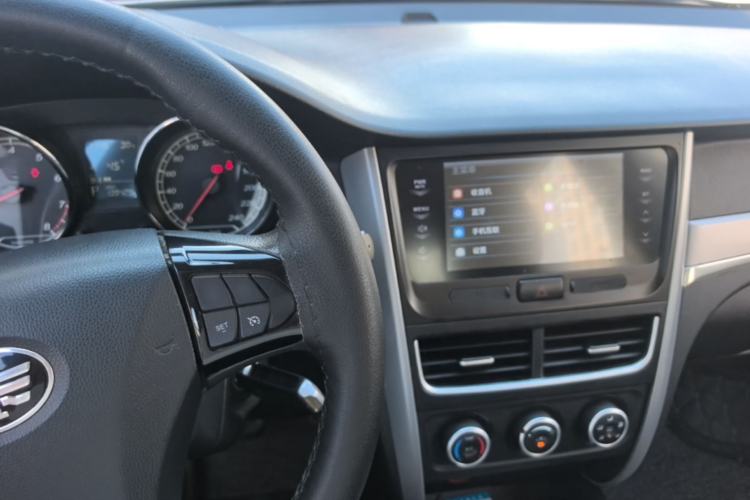 Used Bestune B30 2016 1.6L Automatic Luxury Model Center Console