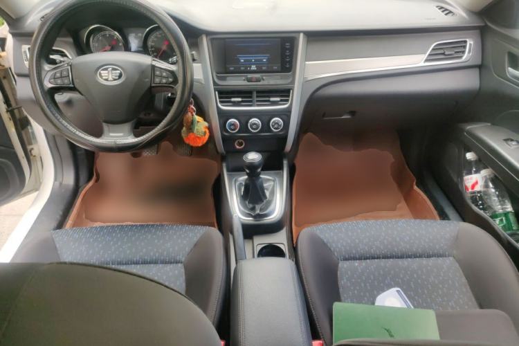 Used Bestune B30 2016 1.6L manual luxury version Center Console