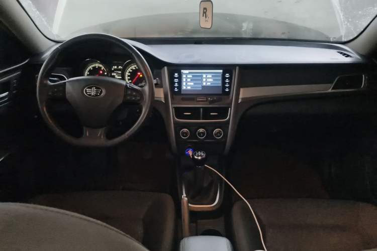 Used Bestune B30 2016 1.6L manual luxury version Center Console