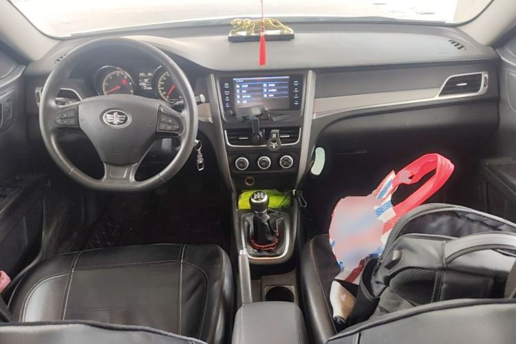 Used Bestune B30 2016 1.6L manual luxury version Center Console