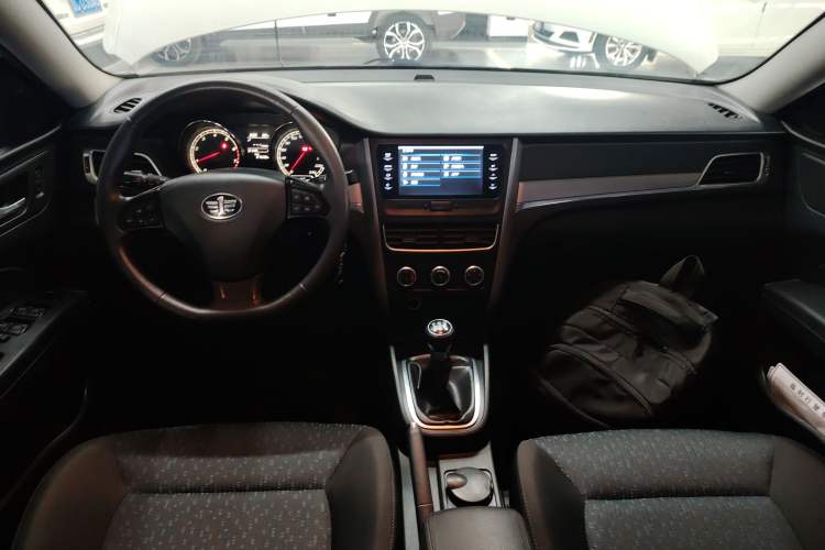 Used Bestune B30 2016 1.6L manual luxury version Center Console