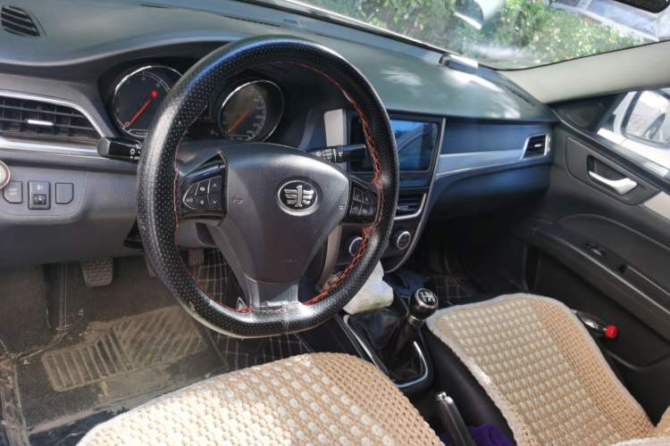 Used Bestune B30 2016 1.6L manual luxury version Center Console