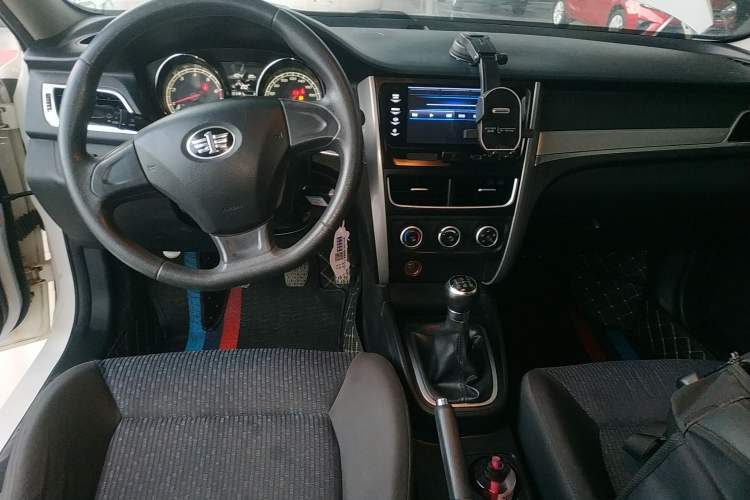 Used Bestune B30 2016 1.6L manual Comfort trim level Center Console