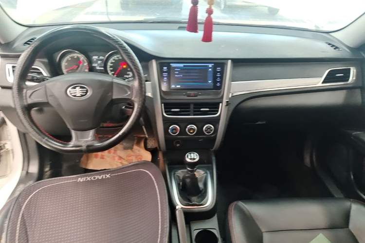 Used Bestune B30 2016 1.6L manual Comfort trim level Center Console