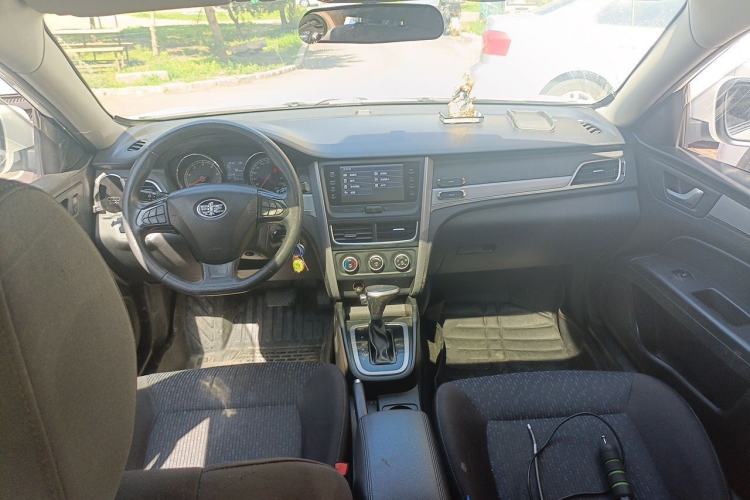 Used Bestune B30 2016 1.6L Automatic Luxury Model Center Console