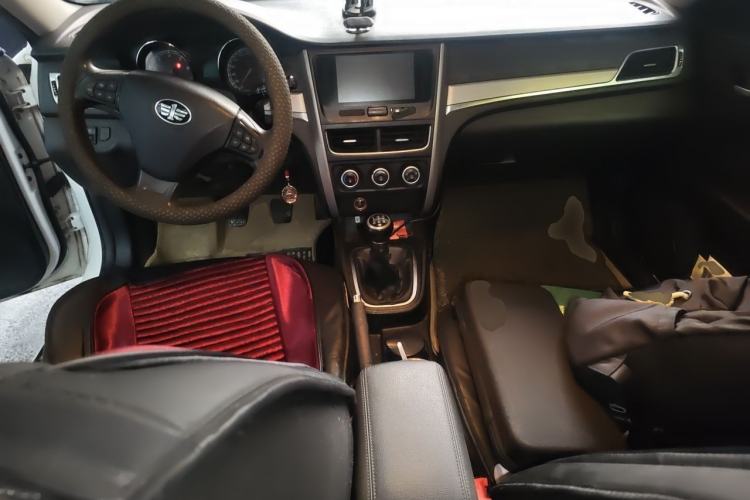 Used Bestune B30 2016 1.6L manual luxury version Center Console