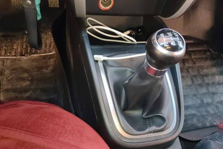 Used Bestune B30 2016 1.6L manual Comfort trim level Gear Lever