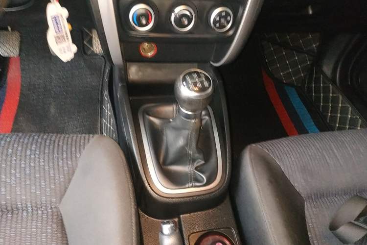 Used Bestune B30 2016 1.6L manual Comfort trim level Gear Lever