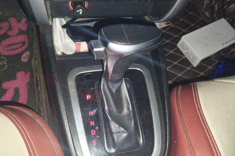 Used Bestune B30 2016 1.6L Automatic 10th Anniversary Edition Gear Lever