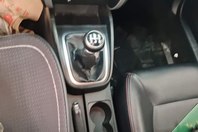 Used Bestune B30 2016 1.6L manual Comfort trim level Gear Lever