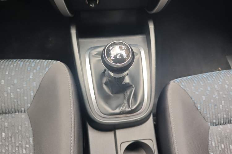 Used Bestune B30 2016 1.6L manual Comfort trim level Interior 5