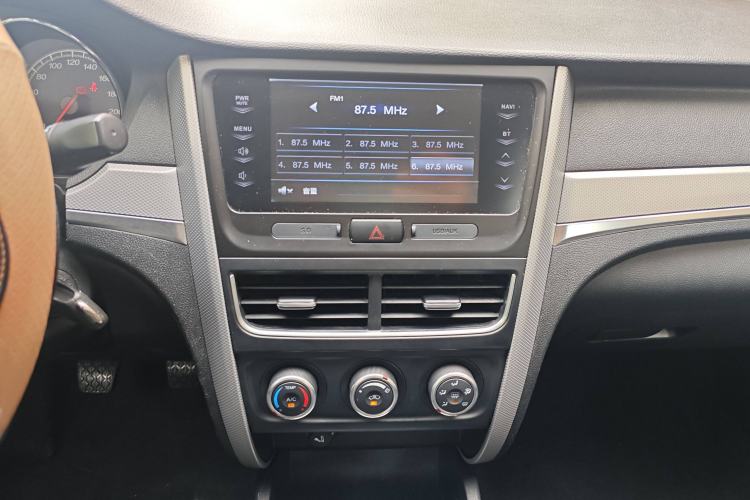 Used Bestune B30 2016 1.6L manual Comfort trim level Interior 6