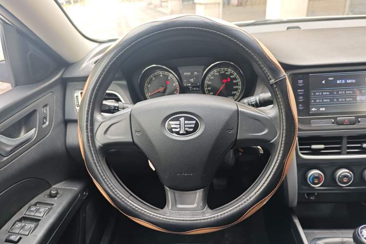 Used Bestune B30 2016 1.6L manual Comfort trim level Interior 7