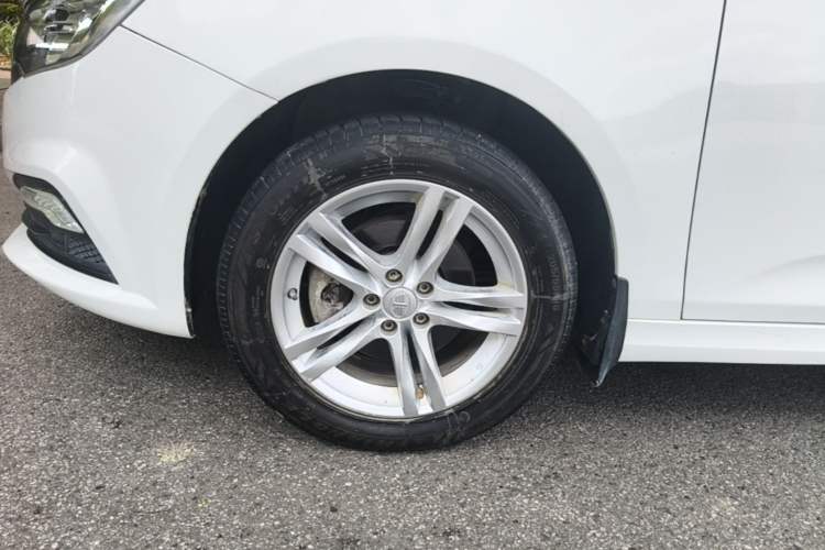 Used Bestune B30 2016 1.6L Automatic 10th Anniversary Edition Left Front Wheel Hub