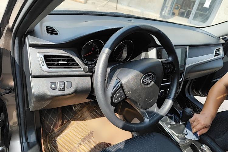 Used Bestune B30 2017 1.6L Manual Luxury Edition Center Console