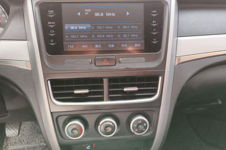 Used Bestune B30 2017 1.6L manual Comfort trim level Audio And AC Panel