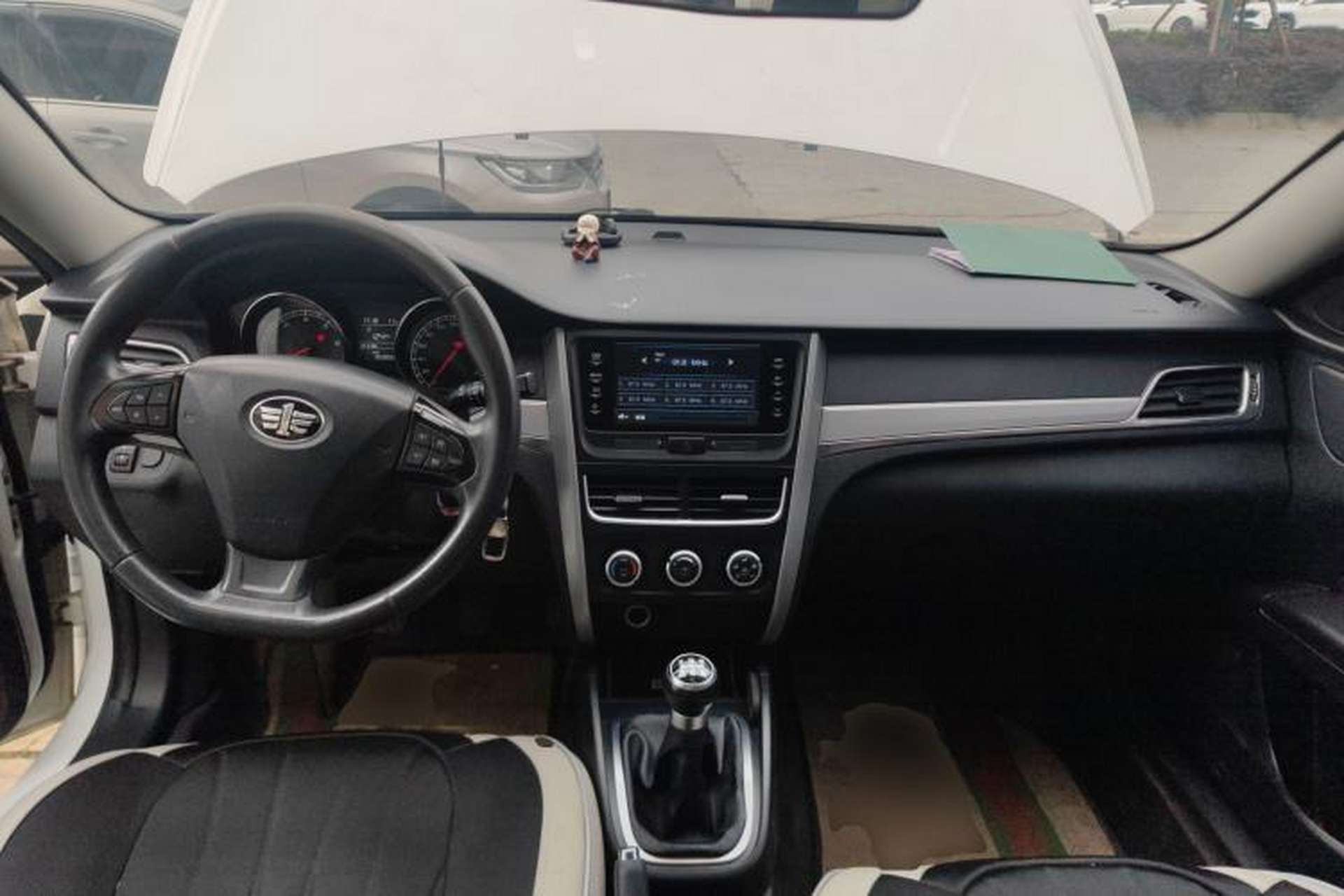 Used Bestune B30 2017 1.6L Manual Luxury Edition Center Console