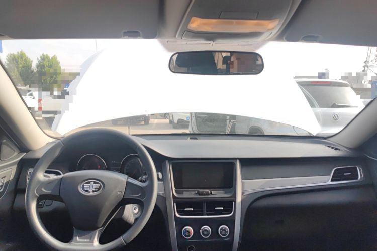 Used Bestune B30 2017 1.6L manual Comfort trim level Center Console