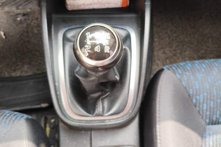 Used Bestune B30 2017 1.6L manual Comfort trim level Gear Lever