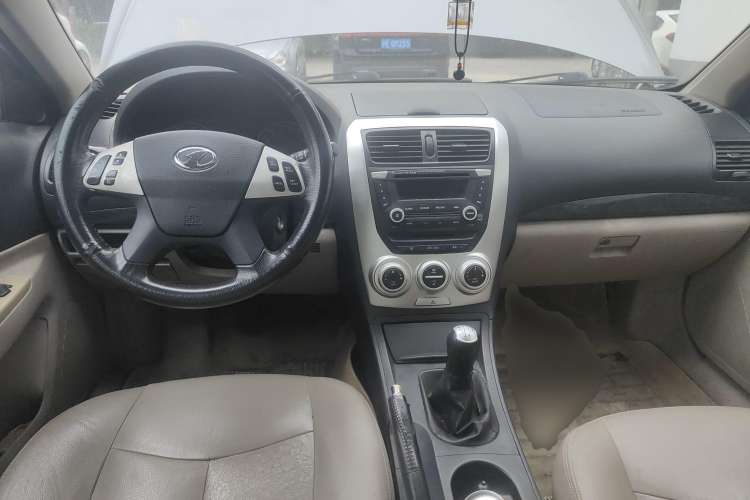 Used Bestune B50 2009 1.6 manual luxury version Center Console