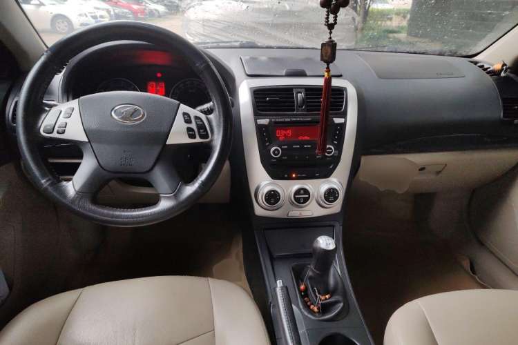 Used Bestune B50 2009 1.6 manual luxury version Center Console