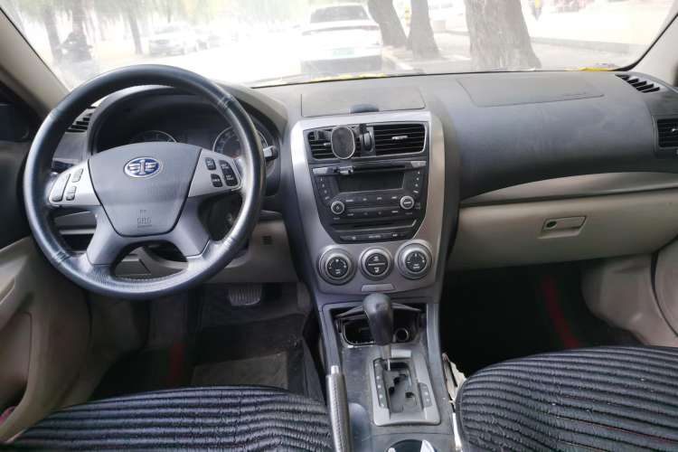 Used Bestune B50 2011 1.6L Automatic Fashion Model Center Console