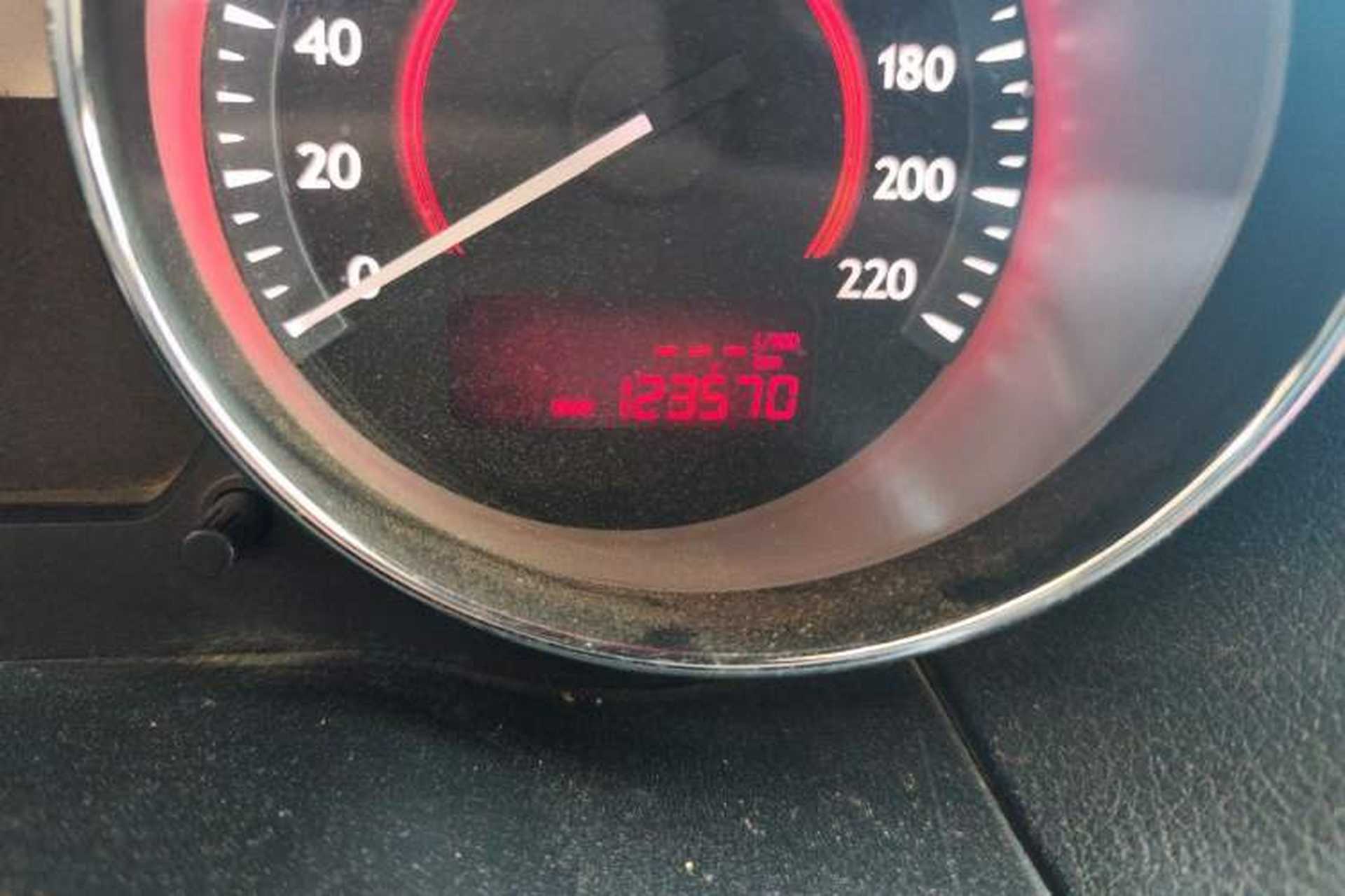 Used Bestune B50 2011 1.6L manual sunroof version Odometer Close Up