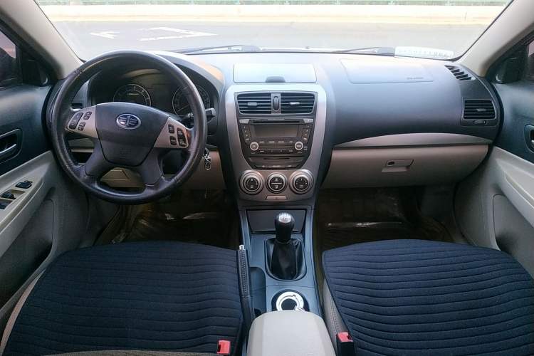 Used Bestune B50 2011 1.6L Manual Prestige Edition Center Console