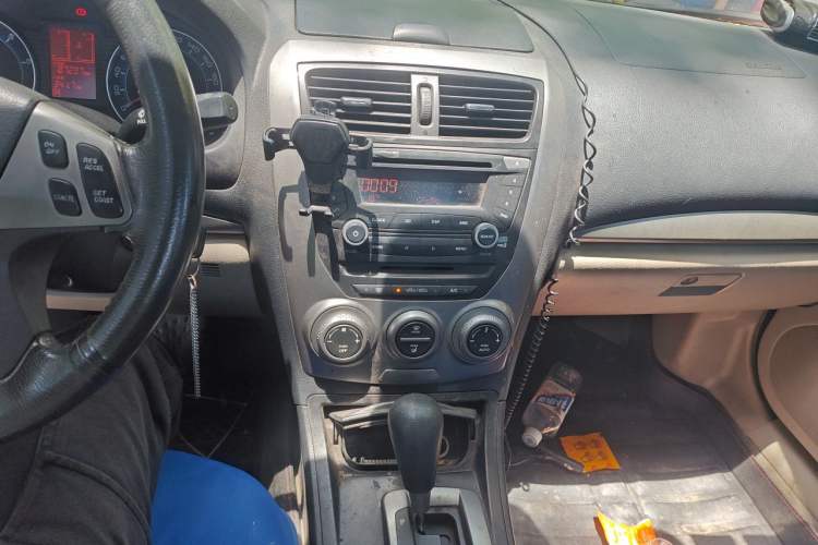 Used Bestune B50 2011 1.6L automatic with sunroof Audio And AC Panel