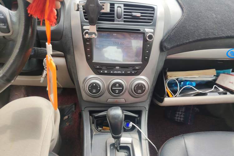 Used Bestune B50 2011 1.6L automatic with sunroof Audio And AC Panel