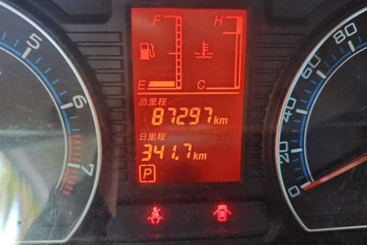 Used Bestune B50 2011 1.6L automatic with sunroof Odometer Close Up