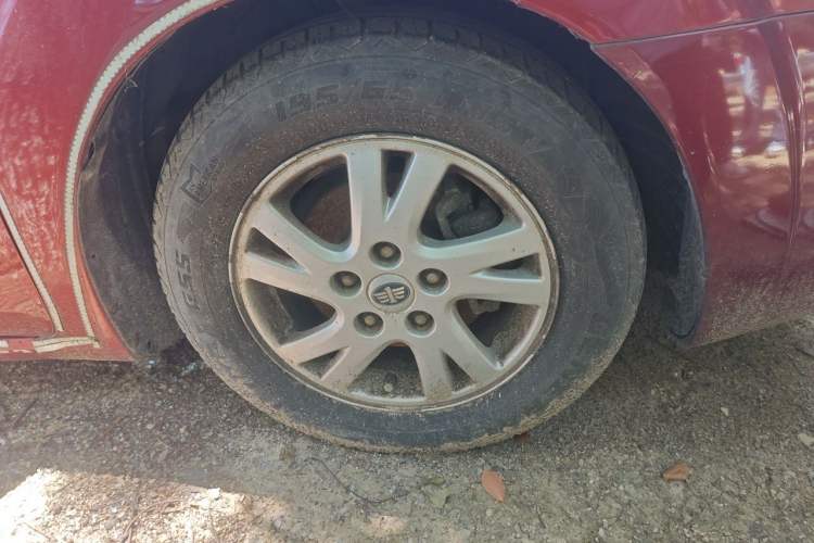 Used Bestune B50 2011 1.6L automatic with sunroof Right Front Wheel Hub