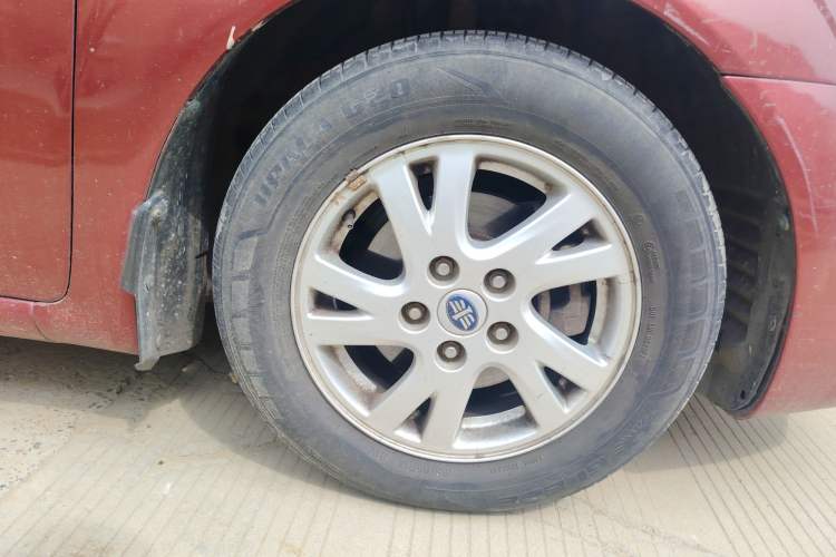 Used Bestune B50 2011 1.6L automatic with sunroof Right Front Wheel Hub