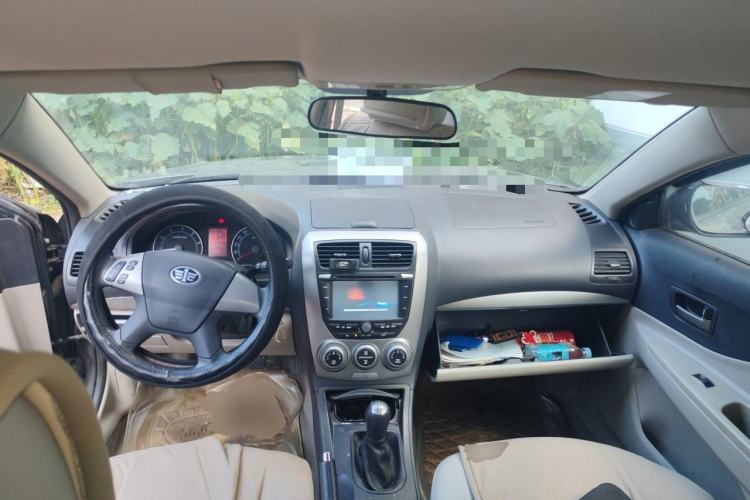 Used Bestune B50 2011 1.6L manual fashion version Center Console